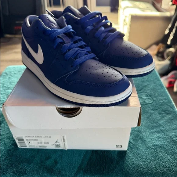 Jordan Women Blue Sneakers size 7 - Picture 1 of 4